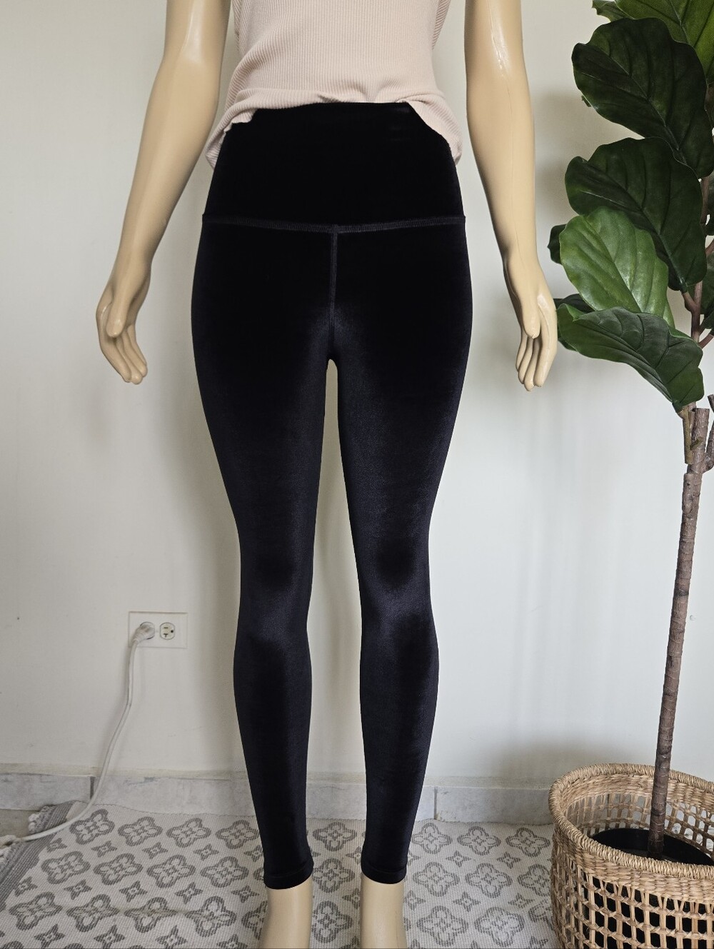 Beyond Yoga Velvet Motion High Waisted Midi Leggings Black S Women's